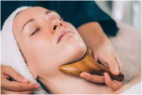 Aurpegiko zur-terapiaren tratamendua masaje detoxifikatzailearekin
                                                                                                                                   